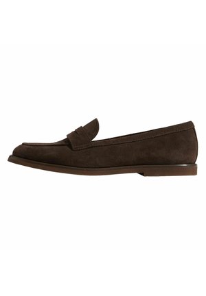 Mocassins en daim marron avec un bout arrondi, une petite bride supérieure et une semelle discrète. Présentent une texture lisse et des détails de couture minimalistes.