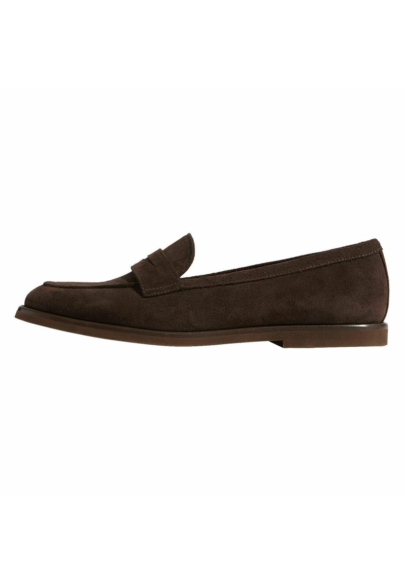 Mocassini in suede marrone con punta rotonda, una piccola fascia superiore e una suola bassa. Presentano una texture liscia e dettagli di cucitura minimi.