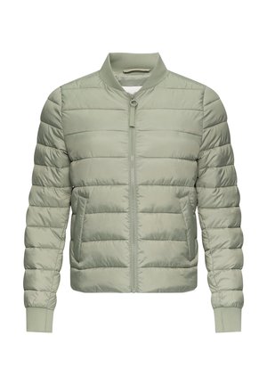 Šviesiai žalia pūkinė striukė su užtrauktuku, raštuotomis rankogaliais ir horizontaliu siuvimu. Pabrėžia bomboninio stiliaus apykaklę ir šonines kišenes.