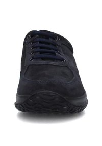 Sneaker in suede blu navy con punta tonda, parte superiore testurizzata, lacci piatti e suola in gomma con motivo a onda per una migliore aderenza.