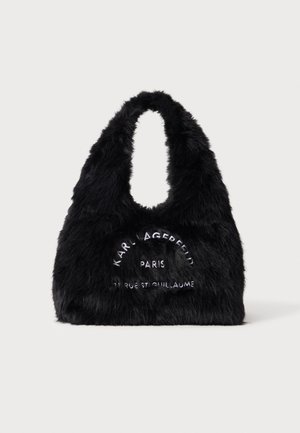 Sac cabas en fausse fourrure noire avec une texture douce et un texte blanc de marque indiquant Karl Lagerfeld Paris sur la poche avant.