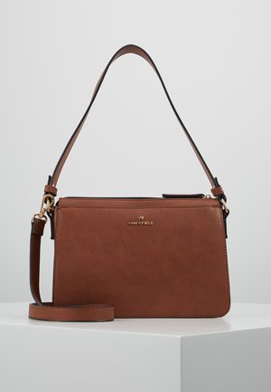 Bruine leren rechthoekige handtas met gouden rits en logo, korte schouderriem en afneembare langere riem op een witte ondergrond.