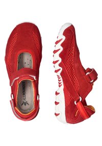 Baskets de sport rouges avec une tige en maille et en daim, sangle à boucle et une semelle en caoutchouc texturé blanche. Comprend des accents latéraux et une semelle intérieure rembourrée.