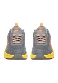 Graue Sportschuhe mit Mesh-Obermaterial, orangefarbenen Akzenten und gelber Sohle. Merkmale sind eine abgerundete Zehenpartie, ein Schnürdesign und eine Lasche an der Ferse.