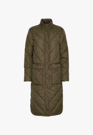 Lange olijfgroene pufferjas met hoge kraag, drukknoopsluiting, twee voorzakken en een chevronstiksels patroon voor isolatie.