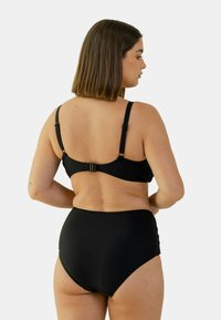 Ensemble de bikini noir au design épuré et simple. Le haut possède des bretelles réglables et un dos à fermoir ; le bas taille haute offre une couverture complète.