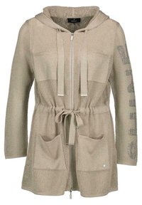 Béžový pletený cardigan s kapucí, zapínáním na zip, stahovacími šňůrkami v pase, dvěma velkými předními kapsami a strukturovaným tkaním. Obsahuje akcenty loga.