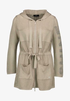 Beżowy sweter z dzianiny z kapturem, zamkiem błyskawicznym, talią ze sznurkiem, dwiema dużymi przednimi kieszeniami i teksturowanym splotem. Posiada akcenty z logo.