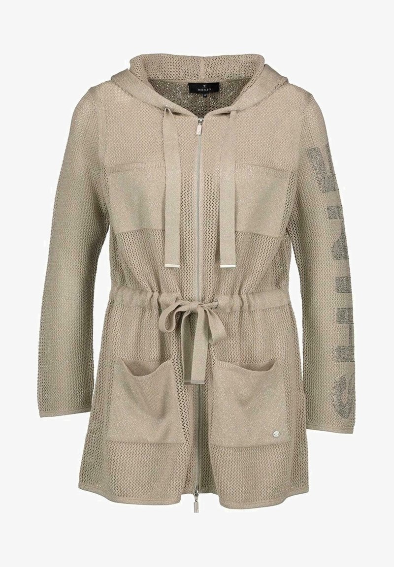 Béžový pletený cardigan s kapucí, zapínáním na zip, stahovacími šňůrkami v pase, dvěma velkými předními kapsami a strukturovaným tkaním. Obsahuje akcenty loga.