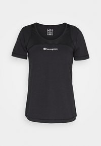 Černé tričko s krátkým rukávem, které má síťovanou část přes hrudník, kulatý výstřih a bílý logotyp "Champion" umístěný uprostřed na přední straně.