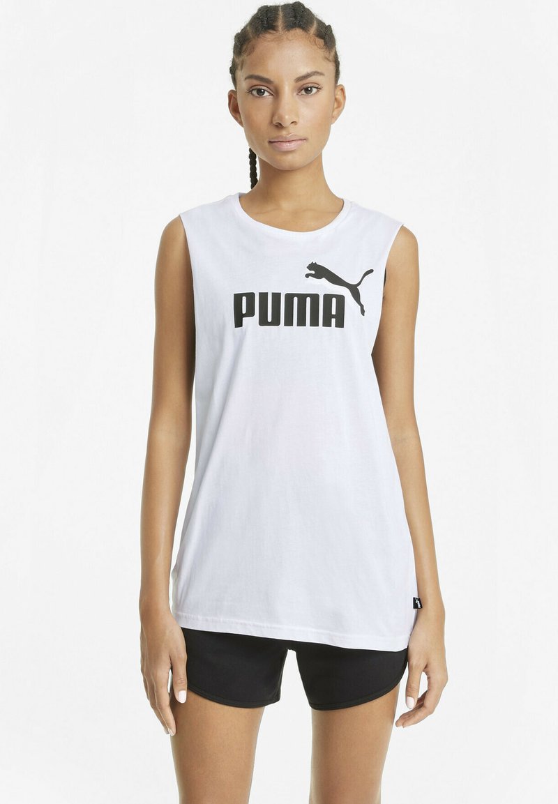 Vit ärmlös t-shirt med en svart "PUMA"-logotyp och en puma-silhuett, tillsammans med svarta shorts. Mjuk tygkvalitet och standard passform.
