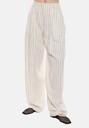 Pantaloni in lino leggeri di colore crema con righe verticali blu navy, caratterizzati da una vestibilità ampia, dettagli plissettati e una cintura comoda.