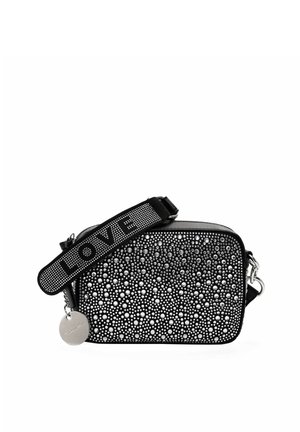 Zwarte schoudertas met studded textuur, cirkelvormige patronen en een contrasterende "LOVE" schouderband. Voorzien van een zilveren hardwarelabel en ritssluiting.
