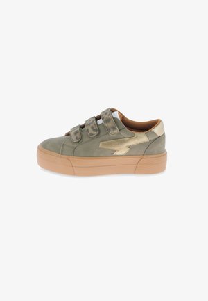 Groene leren sneakers met een tan rubberen zool, een gouden bliksemflitsontwerp en klittenbandsluitingen. Kenmerkt lichte luipaardprintaccenten.