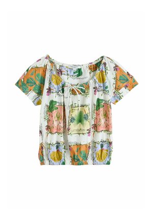 Bluse mit kurzen Ärmeln, gerafftem Ausschnitt und Saum, mit farbenfrohem botanischem Muster und Schriftzug auf weißem Hintergrund.