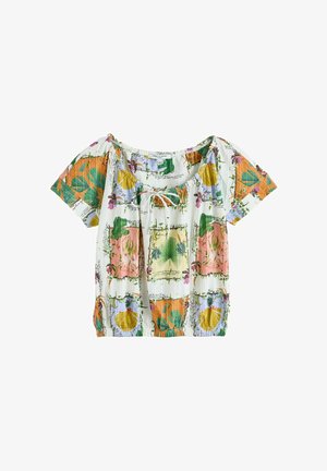 Blouse à manches courtes avec encolure et ourlet froncés, présentant un imprimé botanique coloré et des inscriptions sur fond blanc.