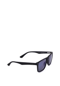 Lunettes de soleil rectangulaires noires avec une monture texturée et des verres polarisés foncés, positionnées sur un fond blanc.