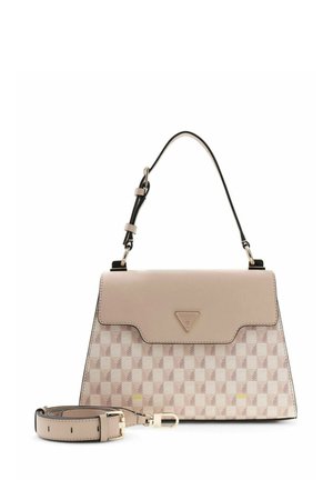 Sac à main à carreaux beige et rose clair avec rabat présentant un logo triangulaire, poignée noire et une bandoulière assortie détachable à côté.
