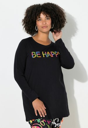 Sort langærmet t-shirt med farverig, broderet tekst "BE HAPPY" på fronten. Glat stof med en afslappet pasform og rund halsudskæring.