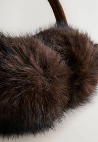Fascia per testa in finta pelliccia marrone con dettagli pom-pom soffici, dotata di un interno in tessuto marrone liscio e un design arrotondato e morbido.