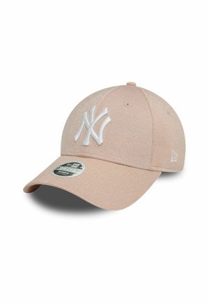Gorra de béisbol rosa hecha de tela texturizada, con un logotipo bordado en blanco de los New York Yankees, visera curva y correa ajustable.
