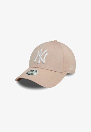 Rosa Baseballcap aus strukturiertem Stoff, mit einem weißen gestickten New York Yankees-Logo, gebogenem Schirm und verstellbarem Riemen.