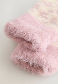 Coppia di calzini rosa in maglia morbidi e pelosi, ripiegati, con una texture soffice su uno sfondo chiaro.