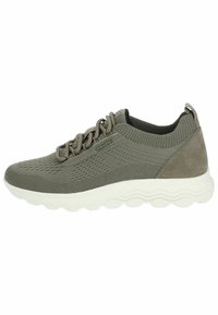Sneaker leggera in tessuto a maglia verde oliva con suola bianca imbottita, caratterizzata da pannelli testurizzati e lacci decorativi.