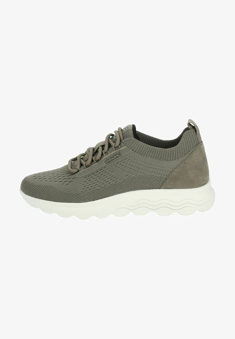 Baskets légères en maille verte olive avec une semelle blanche rembourrée, présentant des panneaux texturés et des lacets décoratifs.
