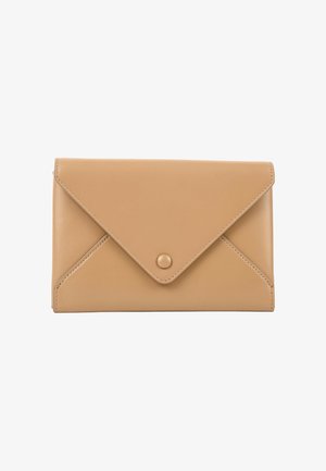 Hellbraune Leder-Clutch im Umschlagstil mit einer dreieckigen Klappe, die in der Mitte mit einem einzelnen runden Knopf gesichert ist.