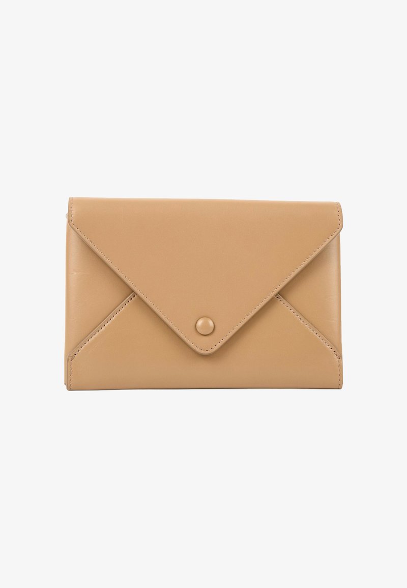 Pochette en cuir beige style enveloppe avec un rabat triangulaire maintenu par un seul bouton rond au centre.