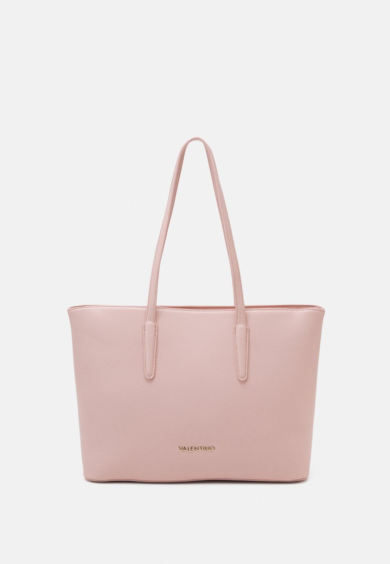 Rozā sintētiskā iepirkuma soma ar divām garām rokturiem, ar gludu tekstūru un zelta "VALENTINO" logo priekšpusē.