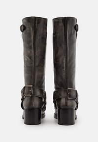 Czarne skórzane kozaki za kolano o teksturowanym wykończeniu, z bocznym paskiem z klamrą i masywnym obcasem zapewniającym stabilność.
