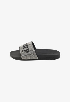 Zwarte slippertje met een brede band bedekt met zilveren strass-steentjes en vloeiende zwarte tekst bovenaan.