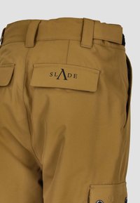 Beige Cargo-Hosen mit glatter Textur, ausgestattet mit einer Gesäßtasche mit dem „SLADE“-Logo. Enthält Seitentaschen mit Knopfdetail.