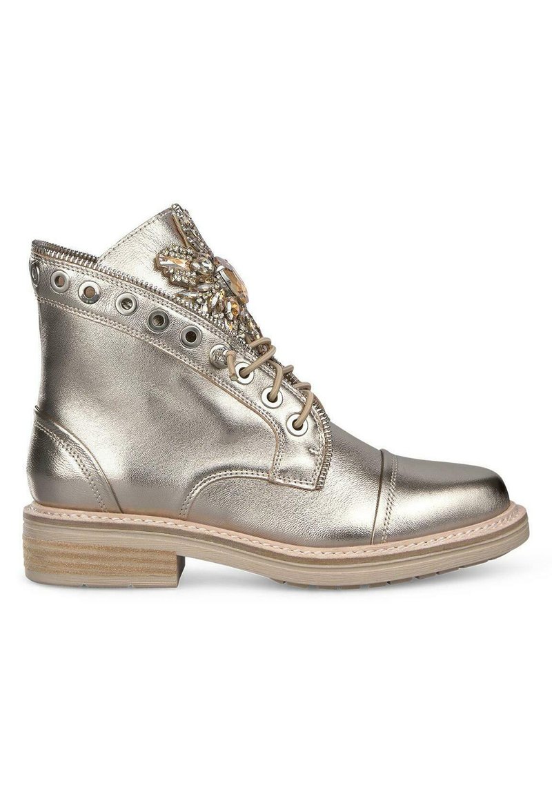 Bottines en cuir métallisé doré avec dentelle décorative, œillets accents et un talon empilé marron clair. Texture de cuir lisse avec un bout arrondi.