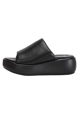 Sorte læder slide sandaler med en bred strop og åben tå, der har en buet, kraftig sort platformssål. Glat tekstur hele vejen igennem.