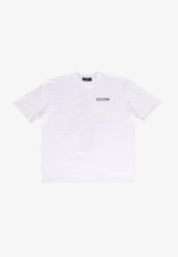 T-shirt en coton blanc avec un col rond, des manches courtes et un imprimé noir sur le devant. Le design présente un petit graphique et un détail textuel.
