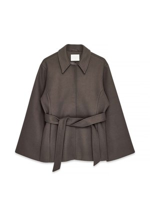 Giacca esterna marrone con cintura, collo strutturato, maniche lunghe e una texture liscia. Presenta un taglio dritto e un design minimalista.