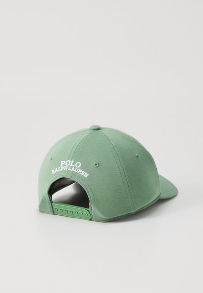 Grønn bomull baseballcap med brodert "POLO RALPH LAUREN" på baksiden, med en justerbar plastrem for tilpasning.