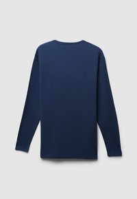 Chemise à manches longues bleu marine en tissu texturé, avec un col rond et des poignets côtelés, présentant un design simple et minimaliste.