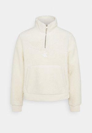 Fleece pullover in crème met een hoge kraag, een halve rits aan de voorkant, geborduurd logo en een voorkantzak; elastische manchetten en zoom.