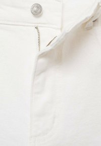 Weißer Denim-Stoff, Reißverschluss mit silberner Hardware und Knopfverschluss. Verfügt über eine strukturierte Oberfläche und einen klaren, geraden Schnitt.