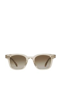Ochelari de soare clare, unghiulari, cu lentile degradate de culoare maro. Ramă transparentă cu forme distincte pentru față și tempă, evidențiind un design modern.
