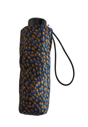 Parapluie compact plié avec poignée noire et tissu noir orné de taches irrégulières bleues et oranges, équipé d'une lanière de transport noire.