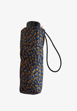 Parapluie compact plié avec poignée noire et tissu noir orné de taches irrégulières bleues et oranges, équipé d'une lanière de transport noire.
