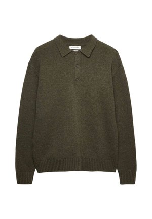 Pull en maille vert foncé avec un col, présentant une patte de boutonnage à trois boutons, des poignets et un ourlet côtelés, dans un tissu texturé doux.