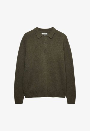 Pull en maille vert foncé avec un col, présentant une patte de boutonnage à trois boutons, des poignets et un ourlet côtelés, dans un tissu texturé doux.