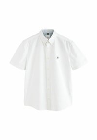 Weißes Kurzarmhemd mit Button-Down-Kragen, versehen mit einem kleinen schwarzen Logo, das auf der linken Brust gestickt ist. Glatte Baumwolltextur.