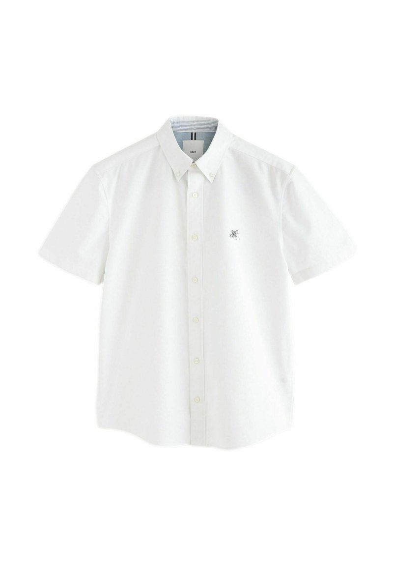 Weißes Kurzarmhemd mit Button-Down-Kragen, versehen mit einem kleinen schwarzen Logo, das auf der linken Brust gestickt ist. Glatte Baumwolltextur.